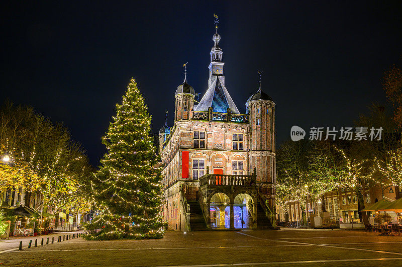 Deventer Brink镇广场的Waag，晚上有一棵圣诞树